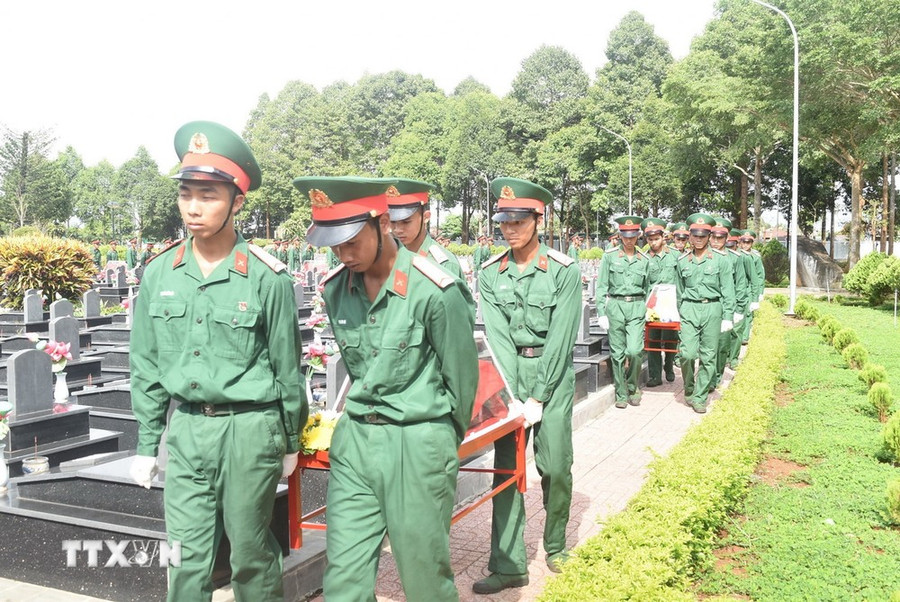 Hài cốt 27 liệt sỹ quân tình nguyện và chuyên gia Việt Nam hy sinh trên trong thời kỳ chiến tranh trên chiến trường tỉnh Mondulkiri, Campuchia được quy tập trong mùa khô 2023-2024. (Ảnh: Nguyên Dung/TTXVN) Hài cốt 27 liệt sỹ quân tình nguyện và chuyên gia Việt Nam hy sinh trên trong thời kỳ chiến tranh trên chiến trường tỉnh Mondulkiri, Campuchia được quy tập trong mùa khô 2023-2024. (Ảnh: Nguyên Dung/TTXVN)