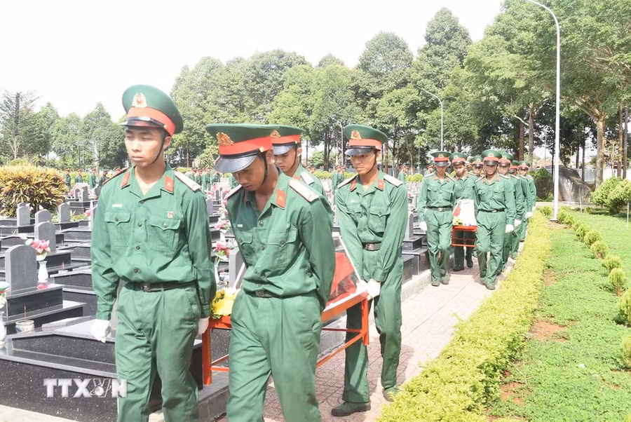 Hài cốt 27 liệt sỹ quân tình nguyện và chuyên gia Việt Nam hy sinh trên trong thời kỳ chiến tranh trên chiến trường tỉnh Mondulkiri, Campuchia được quy tập trong mùa khô 2023-2024. (Ảnh: Nguyên Dung/TTXVN)