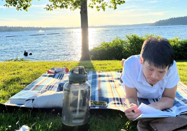 Ngoài thời gian làm việc, Tuyến thường đọc sách để tăng thêm kiến thức về chuyên ngành và xã hội. Ảnh: NVCC