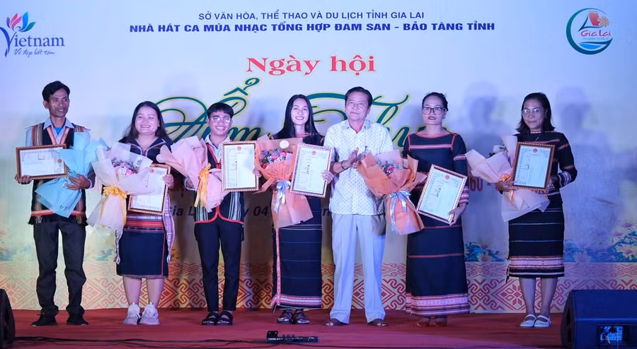 Chị M'Lê (bìa phải, làng Wâu, xã Chư Á, TP. Pleiku) xuất sắc giành giải nhất Hội thi hướng dẫn viên du lịch tại điểm dành cho người dân tộc thiểu số. Ảnh: H.N