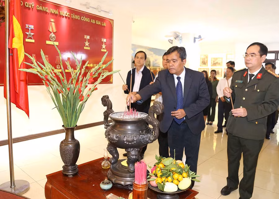 Bí thư Tỉnh ủy Hồ Văn Niên và các đại biểu dâng hương tại Nhà truyền thống Công an tỉnh. Ảnh: Nguyễn Hữu