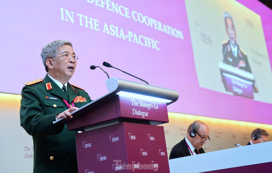 Thượng tướng Nguyễn Chí Vịnh phát biểu tại Đối thoại Shangri-La lần thứ 15, tổ chức tại Singapore, tháng 6/2016. Ảnh: B.T Thượng tướng Nguyễn Chí Vịnh phát biểu tại Đối thoại Shangri-La lần thứ 15, tổ chức tại Singapore, tháng 6/2016. Ảnh: B.T