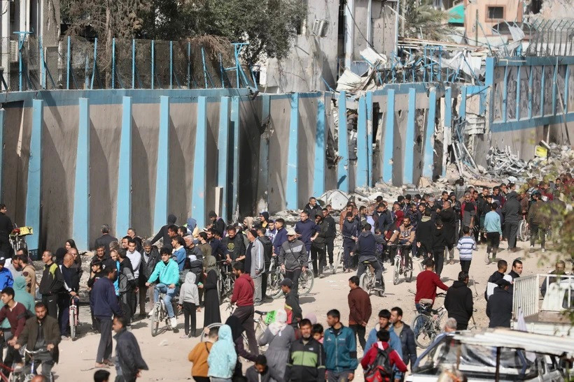Người dân chờ được phát thực phẩm cứu trợ tại TP. Gaza. Ảnh: THX/TTXVN