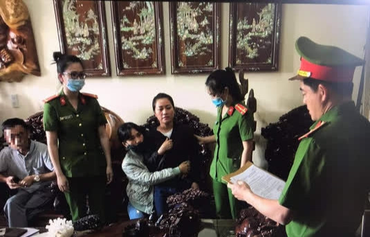 Bị cáo Huyền nghe quyết định khởi tố từ cơ quan điều tra. Bị cáo Huyền nghe quyết định khởi tố từ cơ quan điều tra.