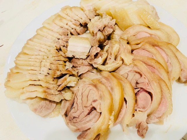Có nên ăn thực phẩm giàu chất béo để giữ ấm trong mùa đông - Ảnh 1. Ăn nhiều chất béo sẽ có hại cho các vi khuẩn đường ruột. Ảnh: LÊ CẦM