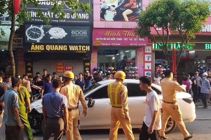 Lực lượng công an khẩn trương có mặt tại hiện trường. Lực lượng công an khẩn trương có mặt tại hiện trường.