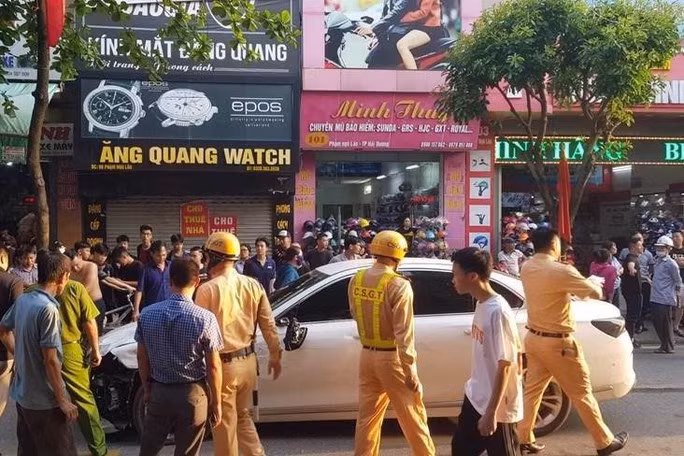 Lực lượng công an khẩn trương có mặt tại hiện trường.