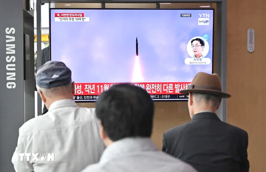 Người dân tại Seoul (Hàn Quốc) theo dõi bản tin truyền hình về vụ phóng tên lửa của Triều Tiên ngày 30-5. Ảnh: AFP/TTXVN Người dân tại Seoul (Hàn Quốc) theo dõi bản tin truyền hình về vụ phóng tên lửa của Triều Tiên ngày 30-5. Ảnh: AFP/TTXVN