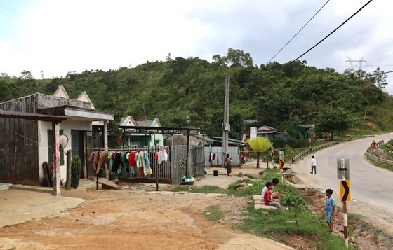 Người dân thôn Đông Lốc sống trong hành lang đường bộ, tiềm ẩn nhiều nguy hiểm nên mong muốn được chuyển đến khu tái định cư. Người dân thôn Đông Lốc sống trong hành lang đường bộ, tiềm ẩn nhiều nguy hiểm nên mong muốn được chuyển đến khu tái định cư.