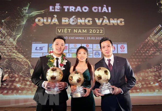 Cầu thủ Nguyễn Văn Quyết, Quả bóng vàng nam Việt Nam 2022 (bên phải); cầu thủ Huỳnh Như, Quả bóng vàng nữ Việt Nam 2022 (giữa) và thủ môn Hồ Văn Ý, Quả bóng vàng futsal Việt Nam năm 2022 (bên trái). (Ảnh: Thanh Vũ/TTXVN) Cầu thủ Nguyễn Văn Quyết, Quả bóng vàng nam Việt Nam 2022 (bên phải); cầu thủ Huỳnh Như, Quả bóng vàng nữ Việt Nam 2022 (giữa) và thủ môn Hồ Văn Ý, Quả bóng vàng futsal Việt Nam năm 2022 (bên trái). (Ảnh: Thanh Vũ/TTXVN)
