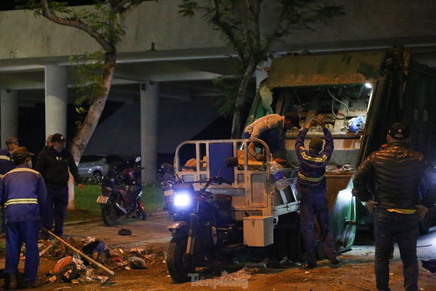 Trăm công nhân môi trường tất bật dọn dẹp để trả mặt bằng sạch cho thành phố. Ảnh: Giang Thanh