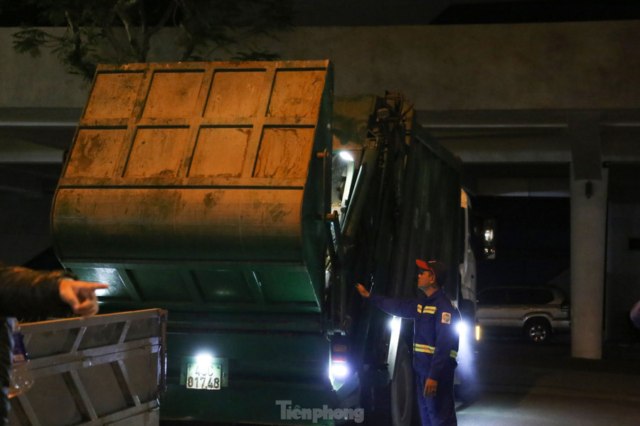 Các công nhân miệt mài xuyên đêm để hoàn thành nhiệm vụ, trả lại không gian sạch đẹp cho thành phố vào sáng đầu năm mới Giáp Thìn. Ảnh: Giang Thanh