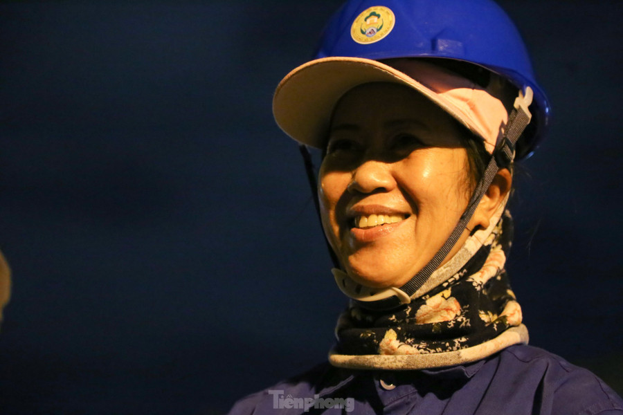 23 năm dọn vệ sinh chợ hoa đêm Giao thừa, chị Nga chỉ mong một lần được về nhà đón năm mới với người thân.