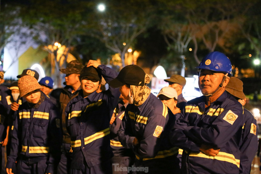 Dù vất vả nhưng nụ cười vẫn nở trên môi các công nhân môi trường. Ảnh: Giang Thanh