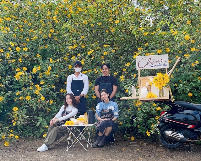 Ngân và những người bạn mới ở Bảo Lộc. Ảnh: NVCC