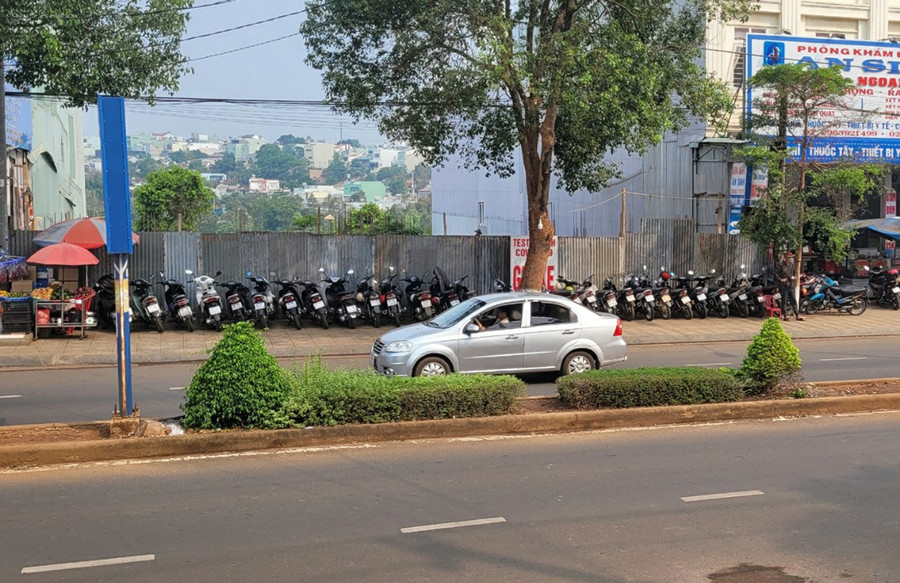 Một số hộ dân tận dụng vỉa hè trước cổng Bệnh viện Đa khoa tỉnh làm nơi giữ xe. Ảnh: T.A