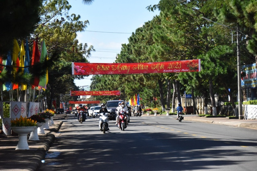 Người dân Pleiku nô nức xuống đường du xuân. Ảnh: Đức Thụy Người dân Pleiku nô nức xuống đường du xuân. Ảnh: Đức Thụy