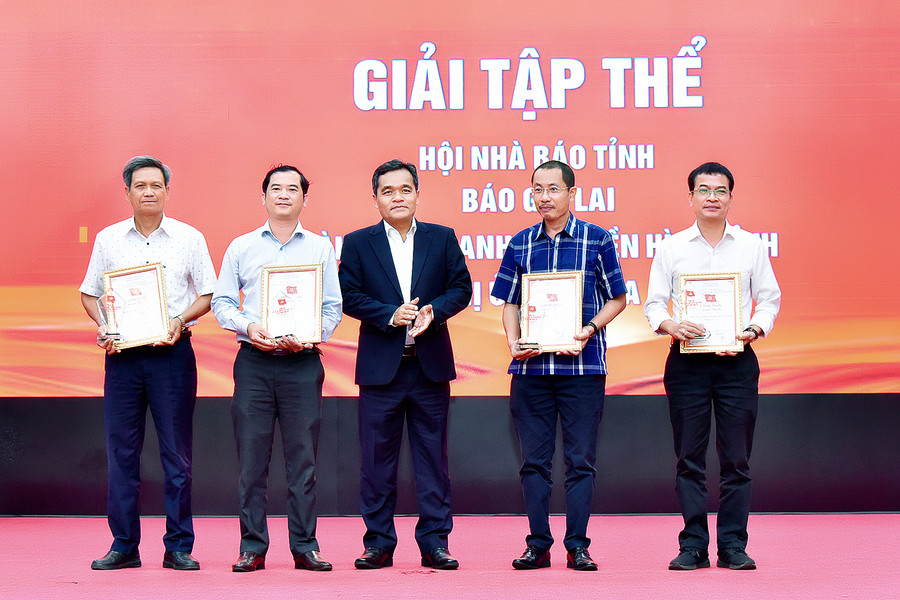 Ủy viên Ban Chấp hành Trung ương Đảng, Bí thư Tỉnh ủy, Chủ tịch HĐND tỉnh Hồ Văn Niên trao giải tập thể cho 4 đơn vị xuất sắc nhất tại cuộc thi “Báo chí với công tác xây dựng Đảng và hệ thống chính trị tỉnh Gia Lai năm 2023”. Ảnh: Đức Thụy Ủy viên Ban Chấp hành Trung ương Đảng, Bí thư Tỉnh ủy, Chủ tịch HĐND tỉnh Hồ Văn Niên trao giải tập thể cho 4 đơn vị xuất sắc nhất tại cuộc thi “Báo chí với công tác xây dựng Đảng và hệ thống chính trị tỉnh Gia Lai năm 2023”. Ảnh: Đức Thụy