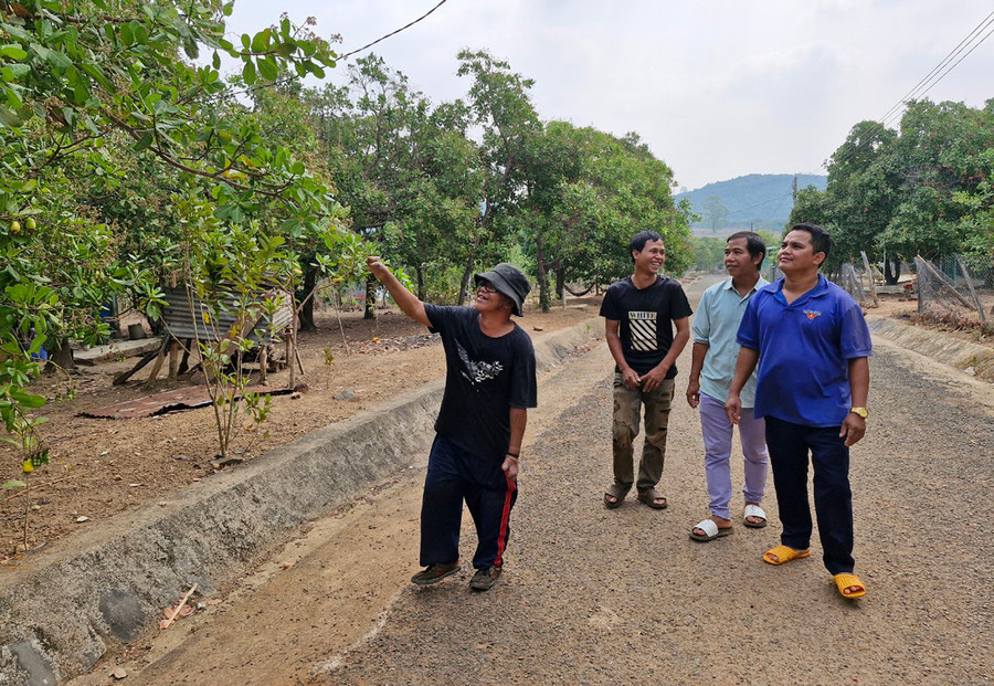Đường về làng phong. Ảnh: Thiên Thanh Đường về làng phong. Ảnh: Thiên Thanh