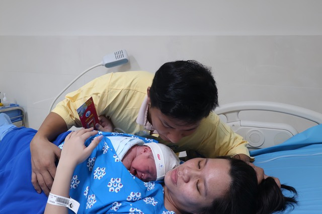 Khoảnh khắc hạnh phúc của gia đình đón &quot;rồng con&quot; đêm giao thừa. Ảnh: Duy Tính