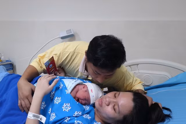 Khoảnh khắc hạnh phúc của gia đình đón "rồng con" đêm giao thừa. Ảnh: Duy Tính