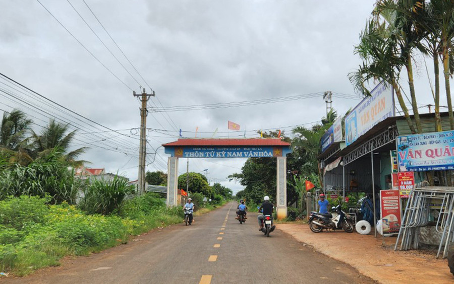 Tuyến đường Bờ Ngoong-xã Dun (đoạn qua thôn Tứ Kỳ Nam, xã Al Bá, huyện Chư Sê) được nhựa hóa. Ảnh: P.N