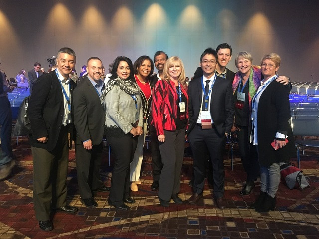 Triều Châu (thứ 4 từ phải qua) gửi lời chúc mừng năm mới tới cộng đồng người Việt khắp thế giới. Ảnh NVCC