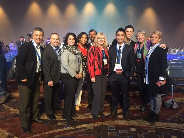 Triều Châu (thứ 4 từ phải qua) gửi lời chúc mừng năm mới tới cộng đồng người Việt khắp thế giới. Ảnh NVCC