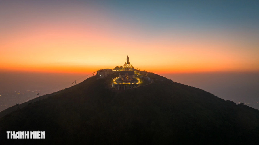 Đại tượng Phật Di Lặc ngự tọa trên đỉnh núi thiêng cao nhất Nam bộ. Ảnh: BÙI VĂN HẢI