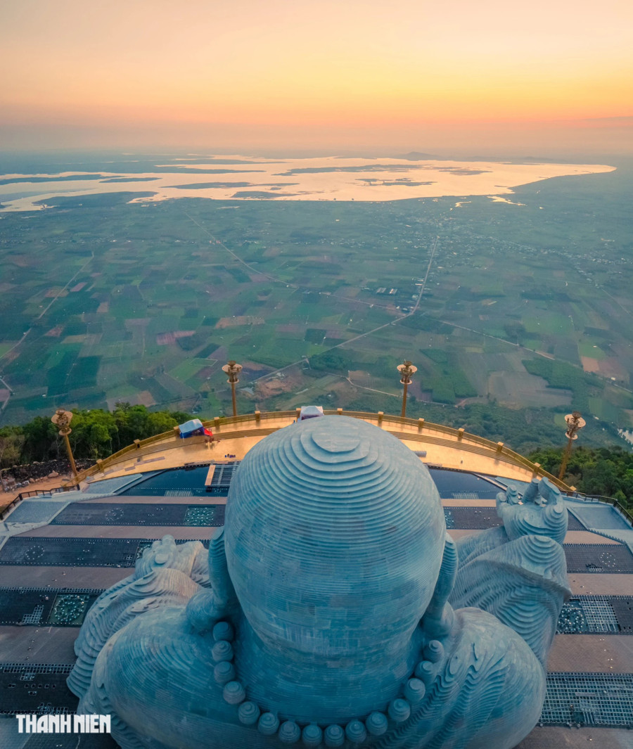 Người ta tin rằng nụ cười nội tâm của Phật Di Lặc mạnh tới mức luôn tỏa sáng trên khuôn mặt hiền từ và hoan hỉ của ngài. Song song đó, tại lễ khai quang còn là dịp để Phật tử và du khách được chiêm ngưỡng Cầu Ước - cây cầu tâm linh đặc biệt - nơi để du khách chiêm bái tượng Phật Di Lặc, ngắm bao quát toàn cảnh vùng đồng bằng và hồ Dầu Tiếng mênh mông từ trên cao. Ảnh: BÙI VĂN HẢI