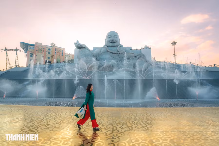 Thác nước được kết hợp với hệ thống đài phun nước sử dụng công nghệ tạo những đợt sóng trào độc đáo, cùng với nhiều dải ánh sáng ấn tượng, làm nên một show nhạc nước đậm sắc màu thiền định. Ảnh: BÙI VĂN HẢI