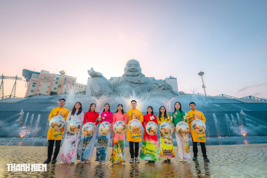 Núi Bà Đen có khí hậu mát mẻ, dễ chịu quanh năm. Với độ cao khoảng 986m so với mặt nước biển, trên đỉnh núi thường xuyên mây trắng che phủ, đó cũng là điểm đặc biệt thu hút du khách đến với núi Bà. Ảnh: BÙI VĂN HẢI