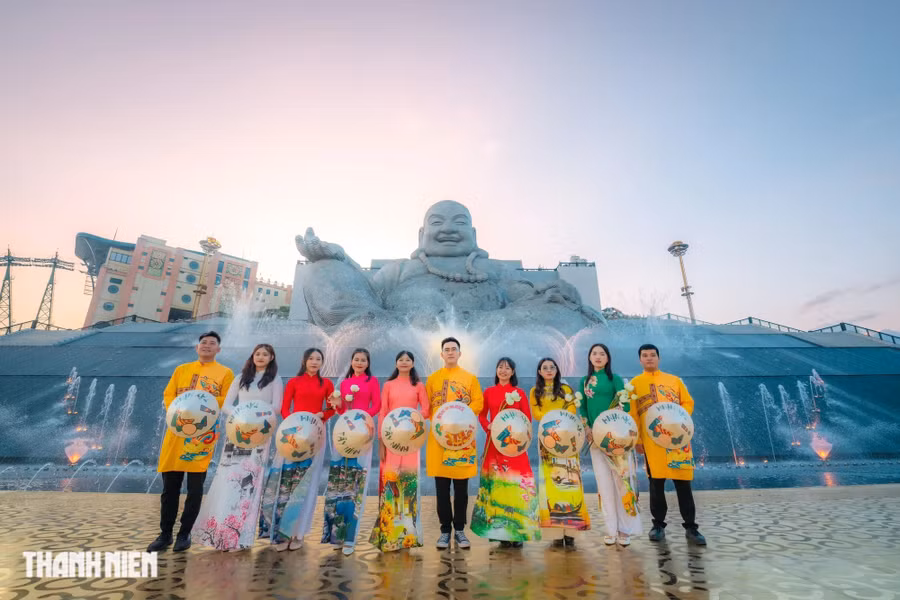 Núi Bà Đen có khí hậu mát mẻ, dễ chịu quanh năm. Với độ cao khoảng 986m so với mặt nước biển, trên đỉnh núi thường xuyên mây trắng che phủ, đó cũng là điểm đặc biệt thu hút du khách đến với núi Bà. Ảnh: BÙI VĂN HẢI