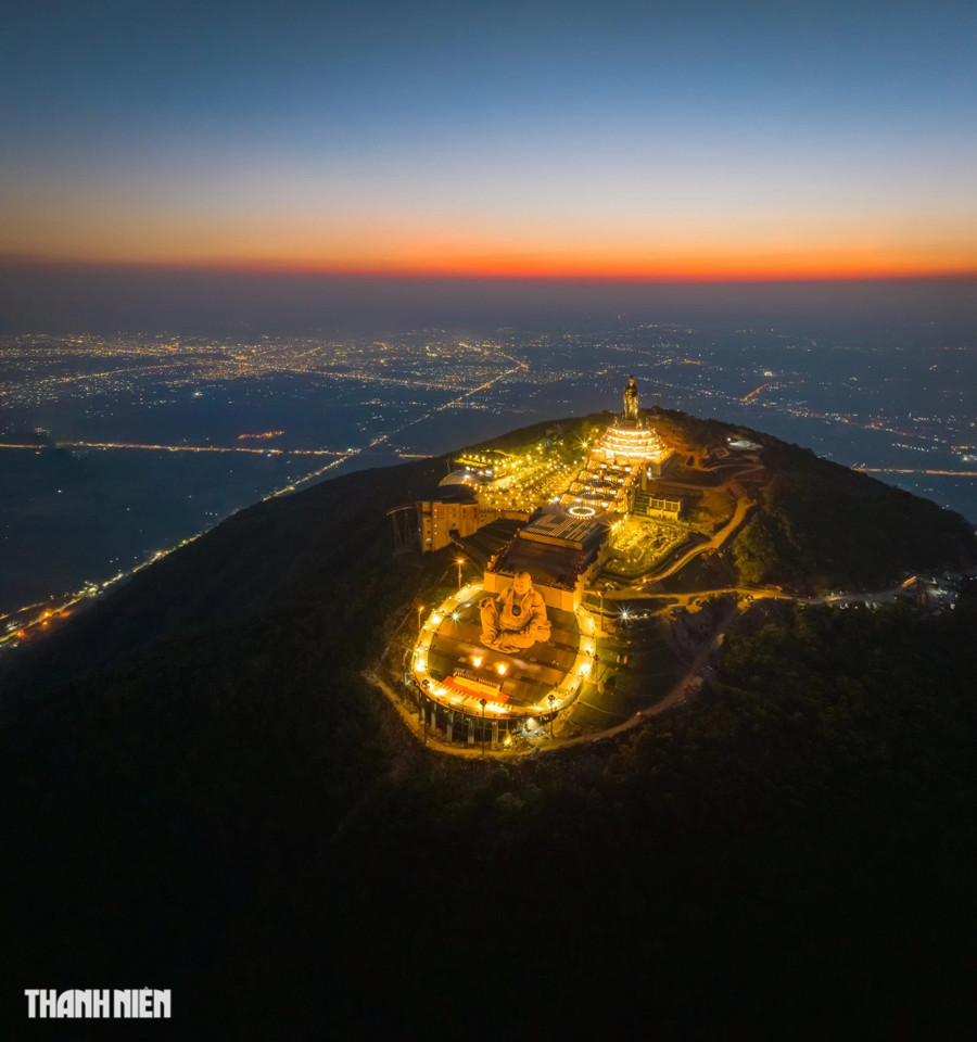 Tôn tượng Phật Di Lặc được tạo tác ở tư thế ngồi trên thác nước chảy tràn với với khuôn mặt hiền từ, nụ cười hoan hỉ, cổ đeo tràng hạt, mắt hướng về phía đông nơi mặt trời mọc. Ảnh: BÙI VĂN HẢI