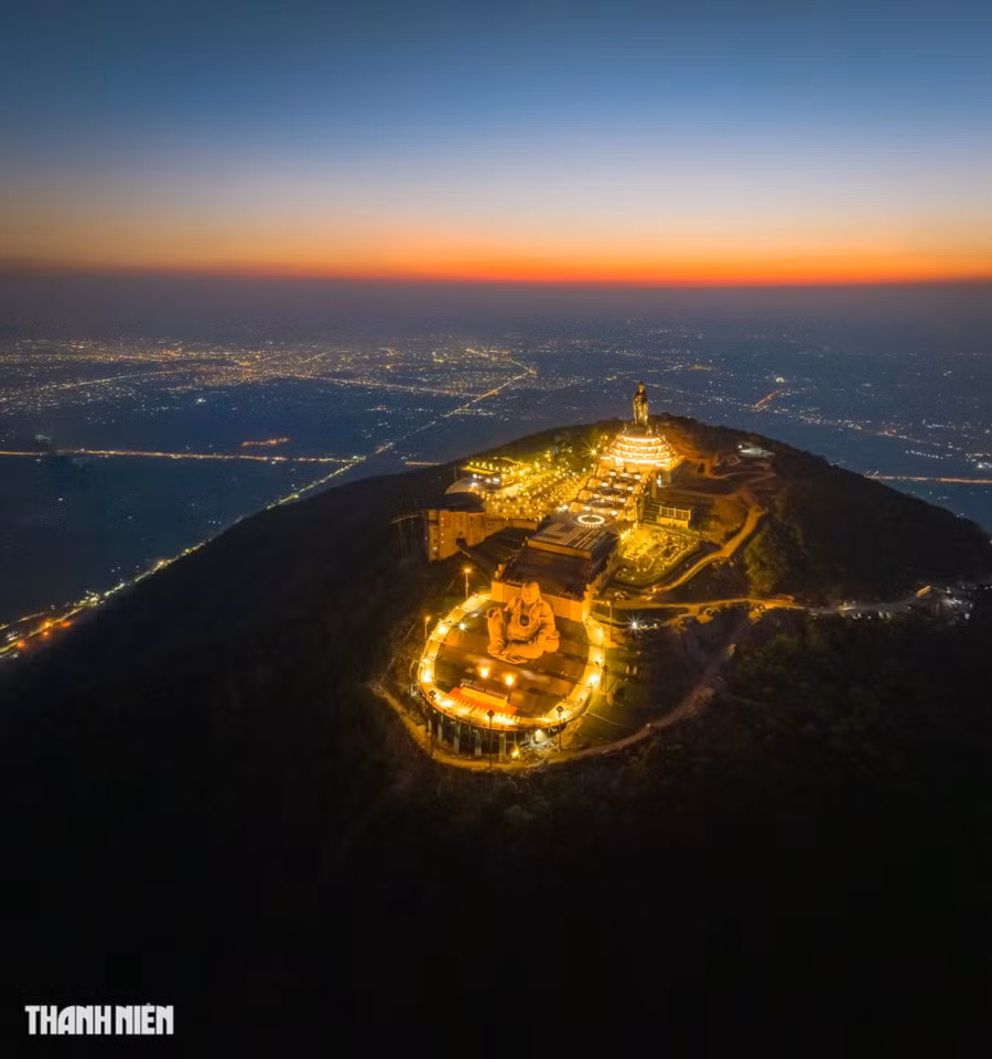 Tôn tượng Phật Di Lặc được tạo tác ở tư thế ngồi trên thác nước chảy tràn với với khuôn mặt hiền từ, nụ cười hoan hỉ, cổ đeo tràng hạt, mắt hướng về phía đông nơi mặt trời mọc. Ảnh: BÙI VĂN HẢI