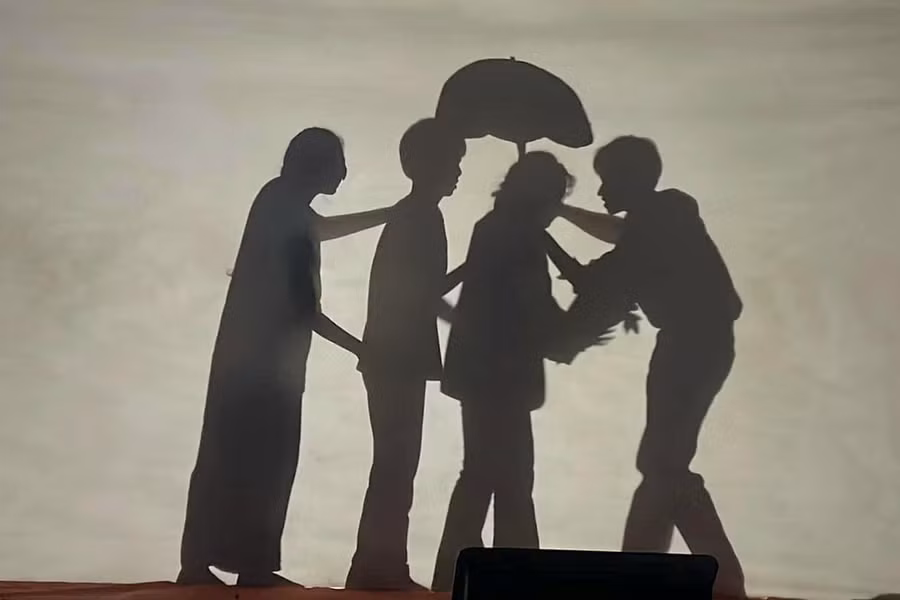 Một phân cảnh trong tiết mục múa bóng về tình thầy-trò của học sinh Trường THPT Hoàng Hoa Thám (TP. Pleiku). Ảnh: M.T