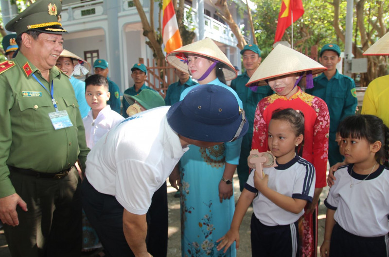 Những học sinh ở đảo Trường Sa háo hức cùng bố mẹ đón đoàn công tác.