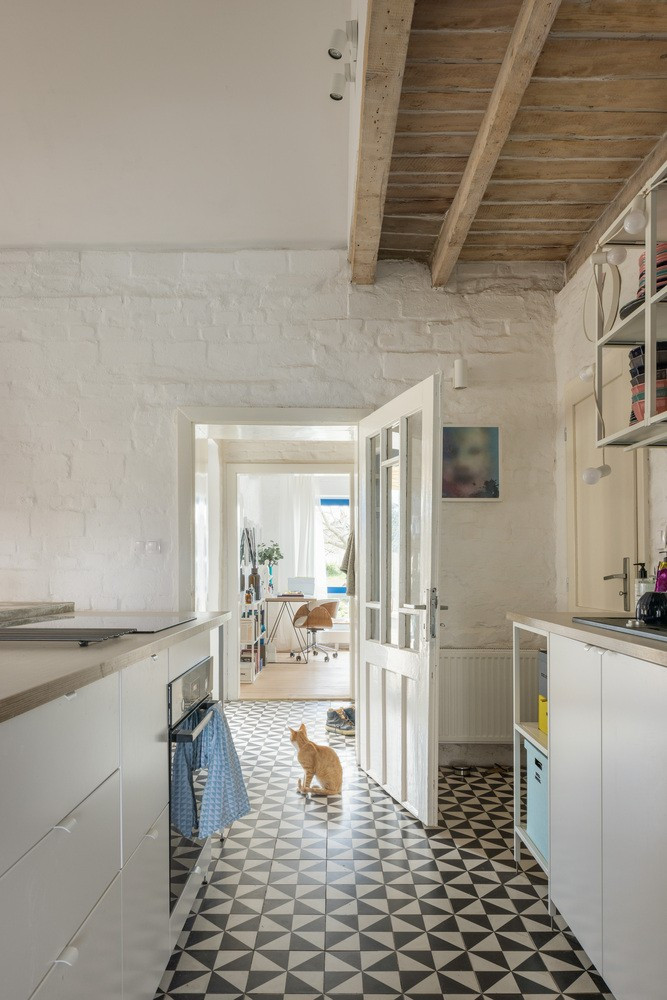 Để tăng thêm công năng sử dụng, gia chủ cho cơi nới thêm phần gác lửng trong nhà.