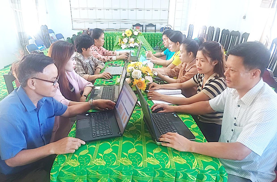 Giáo viên bậc tiểu học năm học 2023-2024 ở các trường thí điểm đều được tập huấn, hướng dẫn sử dụng phần mềm học bạ số, đã biết cách khởi tạo học bạ và ký số. Ảnh: M.T