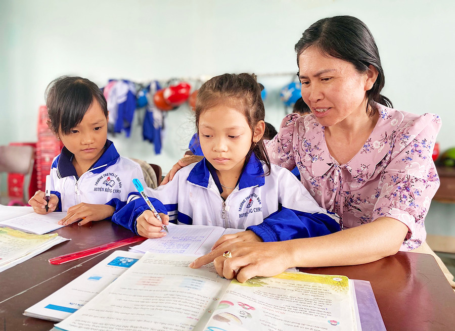 Cô Nguyễn Thị Như Yến (giáo viên Trường Tiểu học và THCS Lê Quý Đôn, xã Yang Trung, huyện Kông Chro) hướng dẫn học sinh làm bài tập. Ảnh: M.T