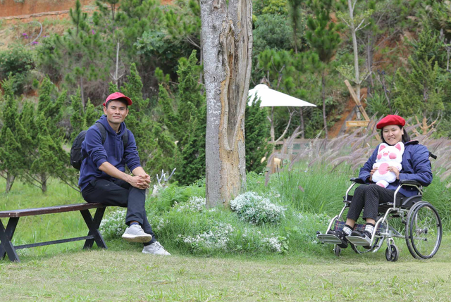 Anh trai &quot;làm đôi chân&quot; cho Mơ...