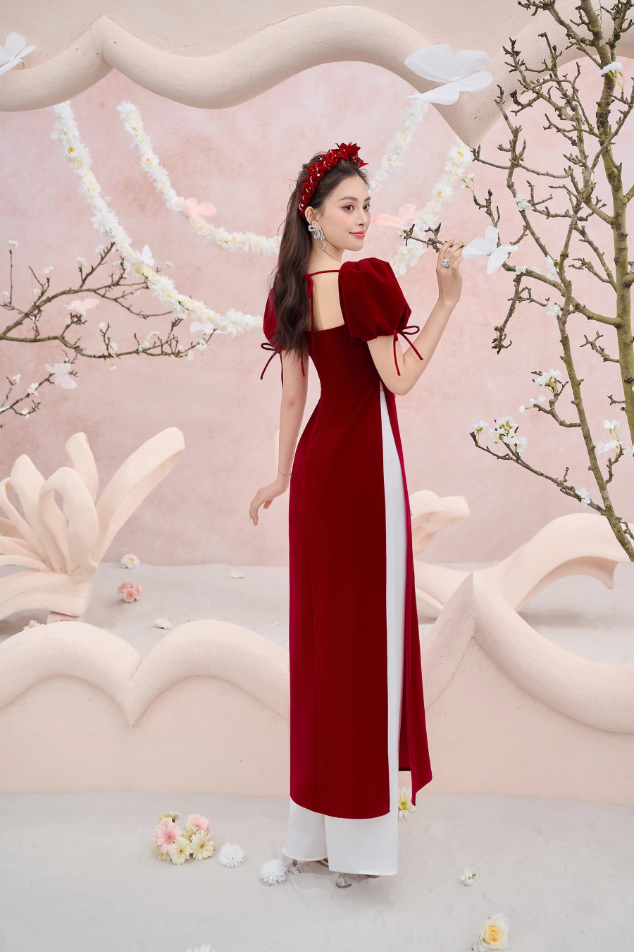 Cách đây không lâu, người đẹp gây chú ý khi xuất hiện trong sitcom Chủ tịch giao hàng của Trường Giang hay phim điện ảnh Đảo độc đắc. Cô muốn thay đổi định kiến &quot;bình hoa di động&quot; khi đóng phim. Ảnh: Minh Nhon