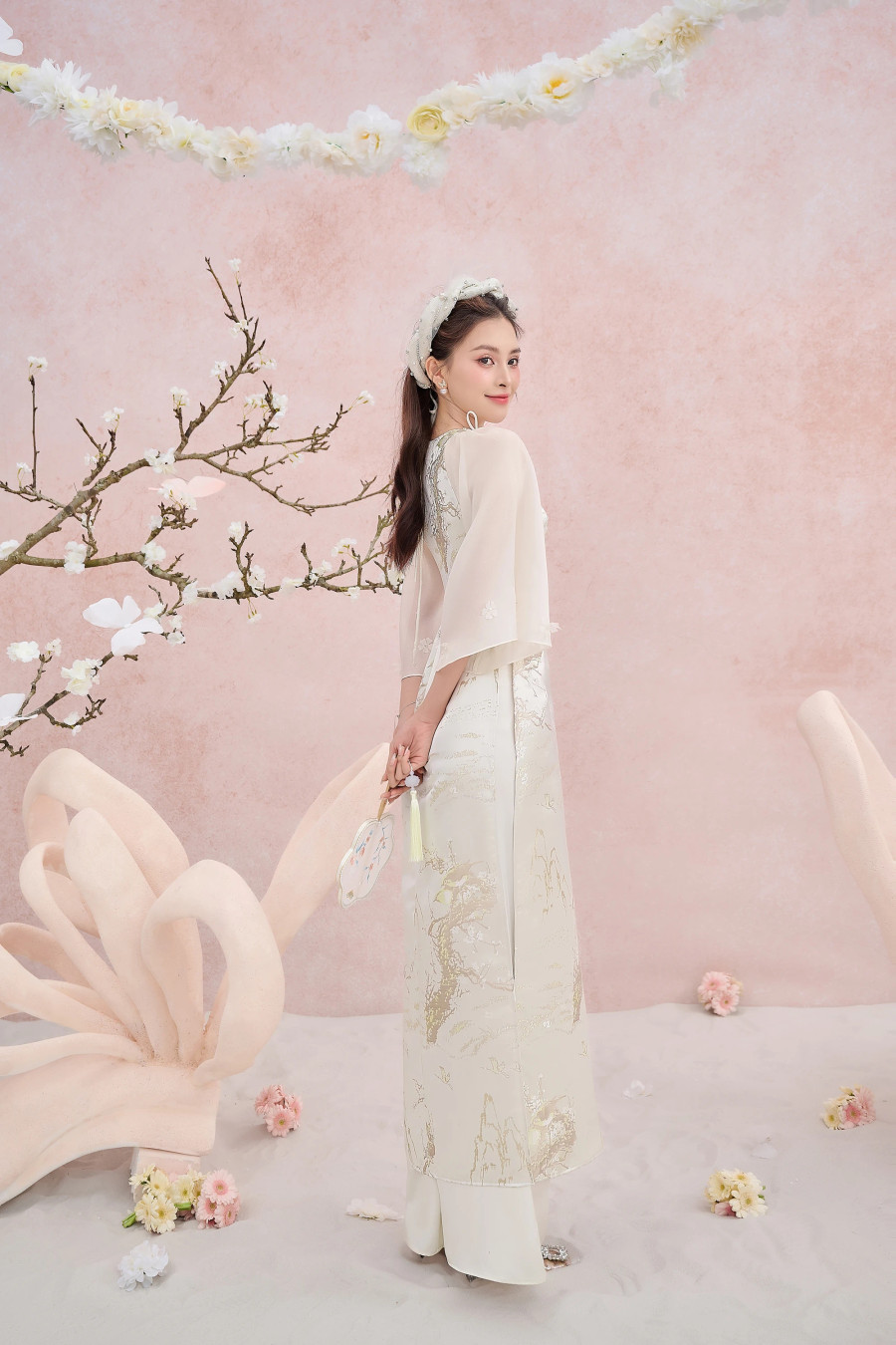 Sau hơn 5 năm đăng quang Hoa hậu Việt Nam, Trần Tiểu Vy được khen ngợi ngày càng thăng hạng về nhan sắc lẫn phong cách thời trang. Sở hữu chiều cao vượt trội cùng vóc dáng mảnh mai, nàng hậu tự tin thử sức với nhiều hình ảnh khác nhau. Ảnh: Minh Nhon