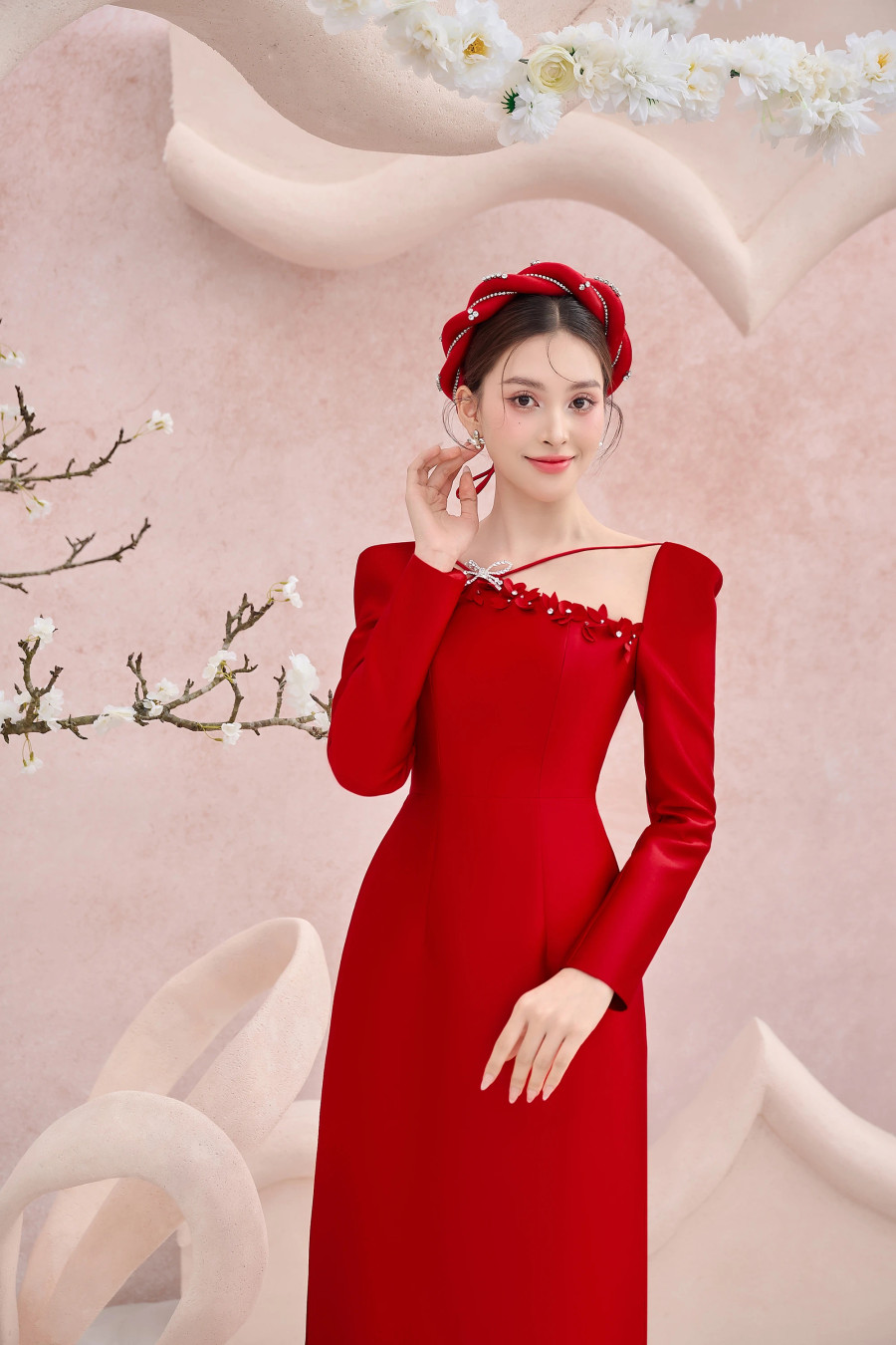 Ở thời điểm hiện tại, dù không quá sôi nổi như thời mới đăng quang song Trần Tiểu Vy vẫn giữ được sức hút với công chúng. Ngoài mặt hình ảnh, người đẹp sinh năm 2000 không ngại thử thách bản thân ở những lĩnh mới như gameshow, đóng phim… Ảnh: Minh Nhon