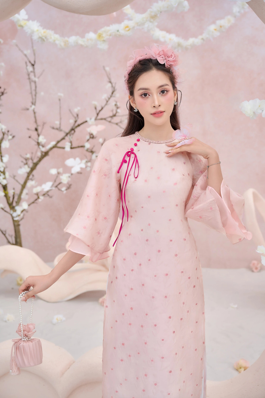 Về chuyện tình cảm, Tiểu Vy từng vướng tin đồn hẹn hò nam diễn viên Nicky Nachat. Cộng đồng mạng tìm ra điểm chung trong một số bức ảnh mà cả hai đăng tải, đồng thời phát hiện tài tử Thái Lan từng thả tim hình ảnh của Hoa hậu Việt Nam 2018. Sau đó, Tiểu Vy lên tiếng phủ nhận tin đồn, khẳng định đang độc thân. Ảnh: Minh Nhon