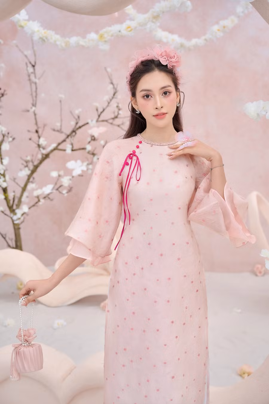 Về chuyện tình cảm, Tiểu Vy từng vướng tin đồn hẹn hò nam diễn viên Nicky Nachat. Cộng đồng mạng tìm ra điểm chung trong một số bức ảnh mà cả hai đăng tải, đồng thời phát hiện tài tử Thái Lan từng thả tim hình ảnh của Hoa hậu Việt Nam 2018. Sau đó, Tiểu Vy lên tiếng phủ nhận tin đồn, khẳng định đang độc thân. Ảnh: Minh Nhon