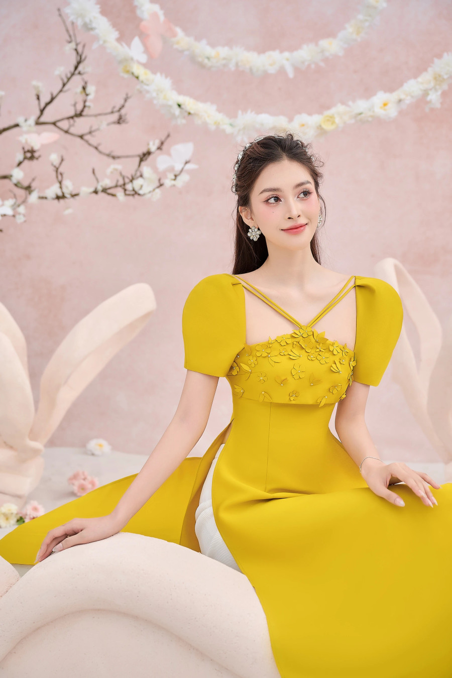 Những mẫu áo dài trong bộ ảnh lần này thuộc bộ sưu tập Tâm An. Các thiết kế được cách điệu ở phần cổ, tay áo, vừa kín đáo song cũng mang đến sự mới mẻ cho người mặc. Với kinh nghiệm làm người mẫu ảnh, nàng hậu Quảng Nam chọn những dáng đơn giản, tôn lên hình thể lẫn trang phục. Ảnh: Minh Nhon