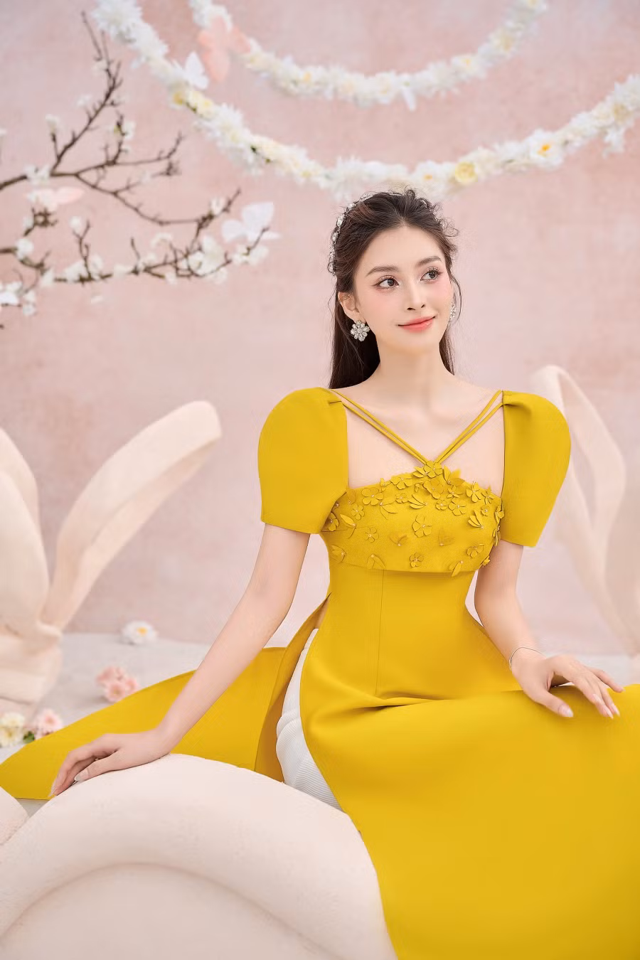 Những mẫu áo dài trong bộ ảnh lần này thuộc bộ sưu tập Tâm An. Các thiết kế được cách điệu ở phần cổ, tay áo, vừa kín đáo song cũng mang đến sự mới mẻ cho người mặc. Với kinh nghiệm làm người mẫu ảnh, nàng hậu Quảng Nam chọn những dáng đơn giản, tôn lên hình thể lẫn trang phục. Ảnh: Minh Nhon