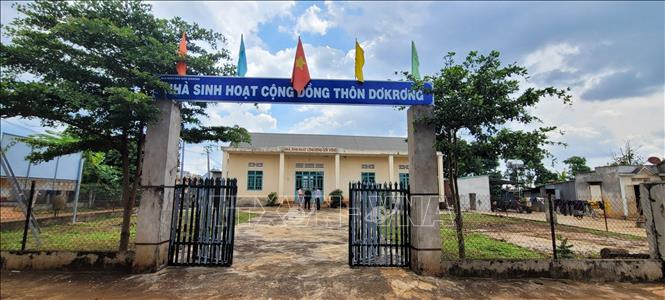 Nhà sinh hoạt cộng đồng thôn Dơk Rơng ở xã Glar, huyện Đak Đoa (Gia Lai) được xây dựng từ nguồn cà phê gây quỹ. Ảnh: Hoài Nam/TTXVN Nhà sinh hoạt cộng đồng thôn Dơk Rơng ở xã Glar, huyện Đak Đoa (Gia Lai) được xây dựng từ nguồn cà phê gây quỹ. Ảnh: Hoài Nam/TTXVN