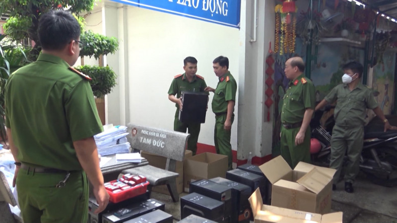 Công an thu giữ nhiều tài liệu, máy móc liên quan tại các phòng khám. Công an thu giữ nhiều tài liệu, máy móc liên quan tại các phòng khám.